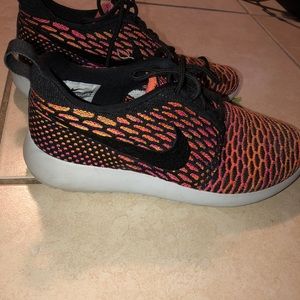 NIKE FLYKNIT ROSHES